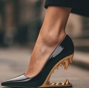 NWOT Talia Wolf Fang Heels size 7.5